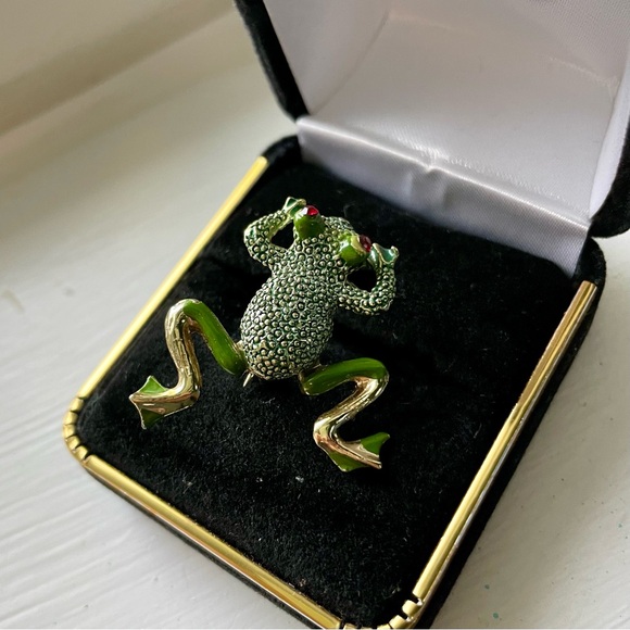 Cute Enamel Frog Pin with Articulated Legs - Picture 2 of 3